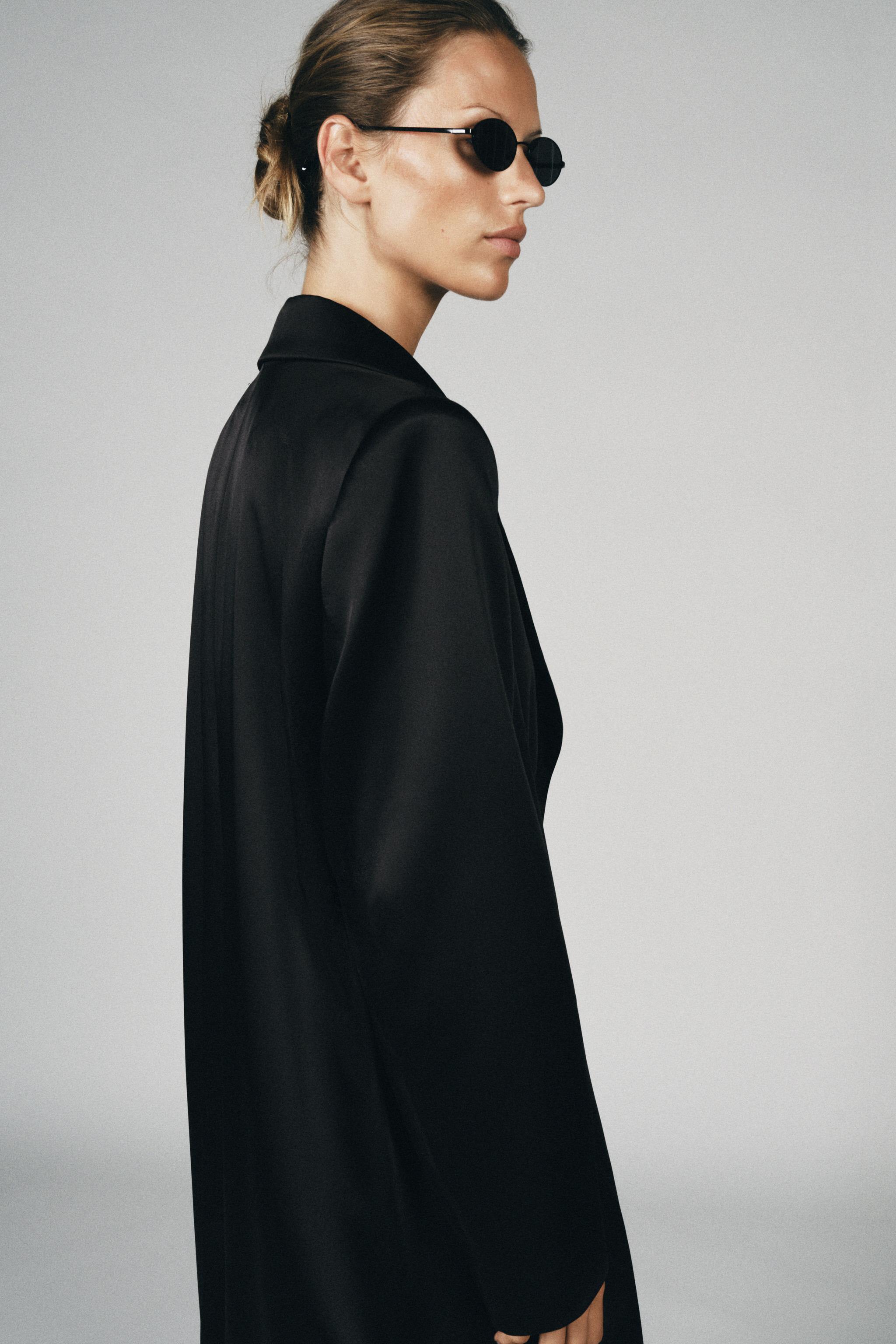 MANTEAU SATINÉ À ÉPAULETTES